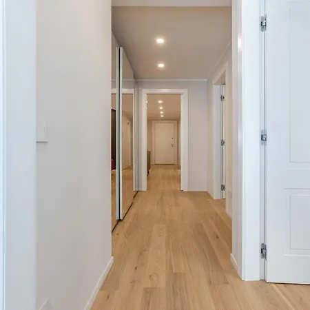 Guesthost - Design Flat In The Heart Of Apartment *